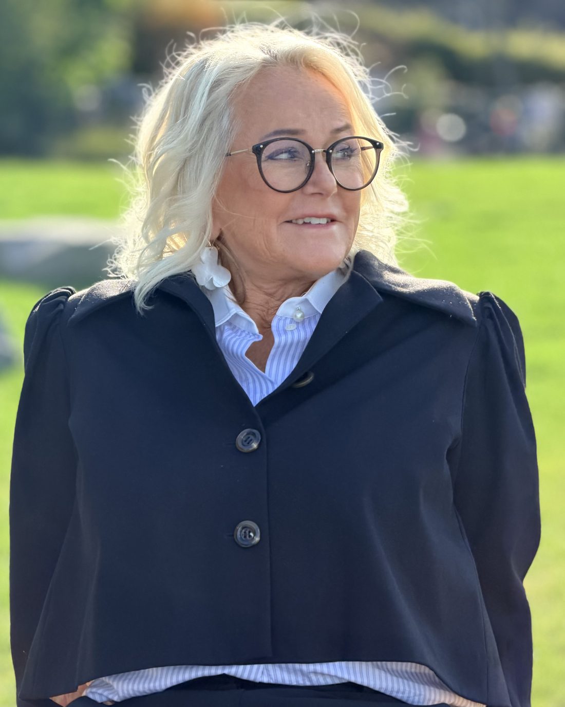 Torun Nordskaug sitter på en benk i parken og smiler