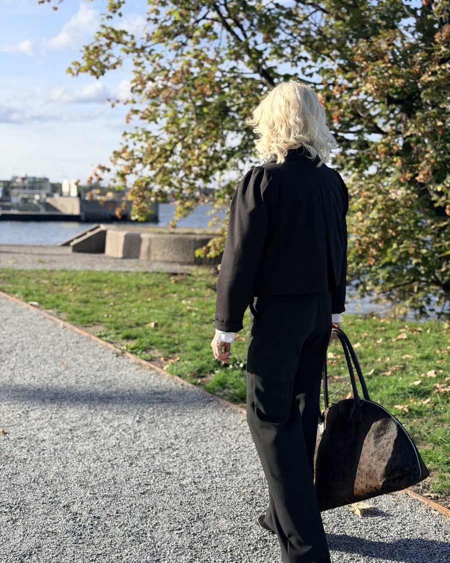 Torun Nordskaug går langs en sti ved vannet